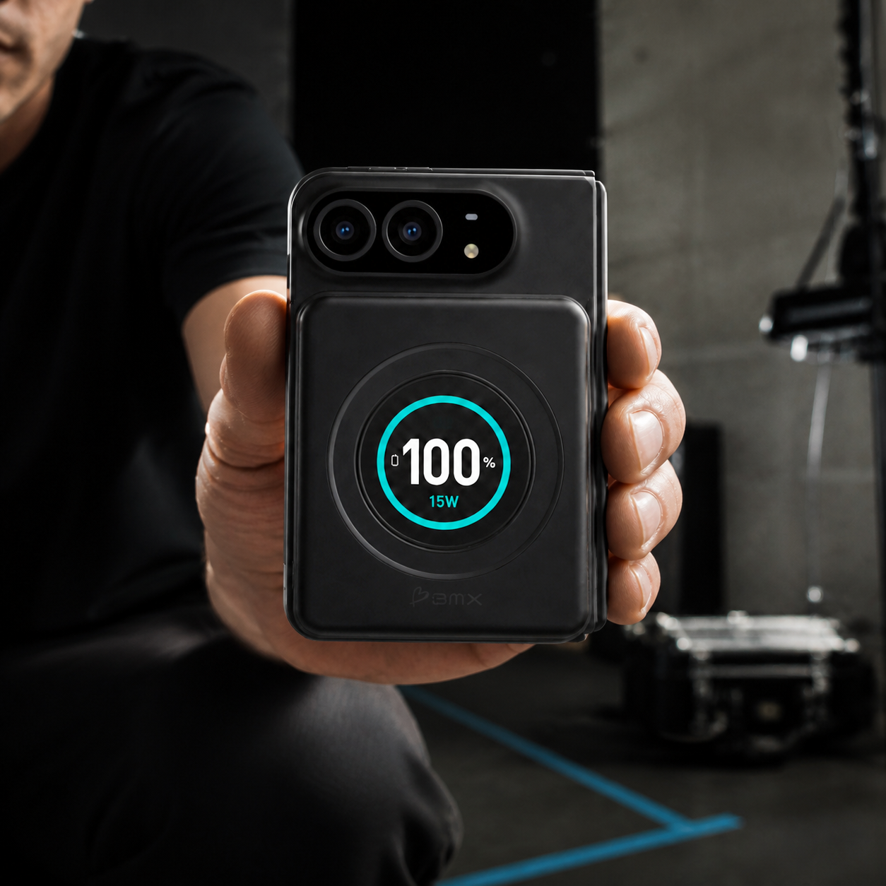 SolidSafe™ Ultra full-color display showing battery capacity and charging wattage