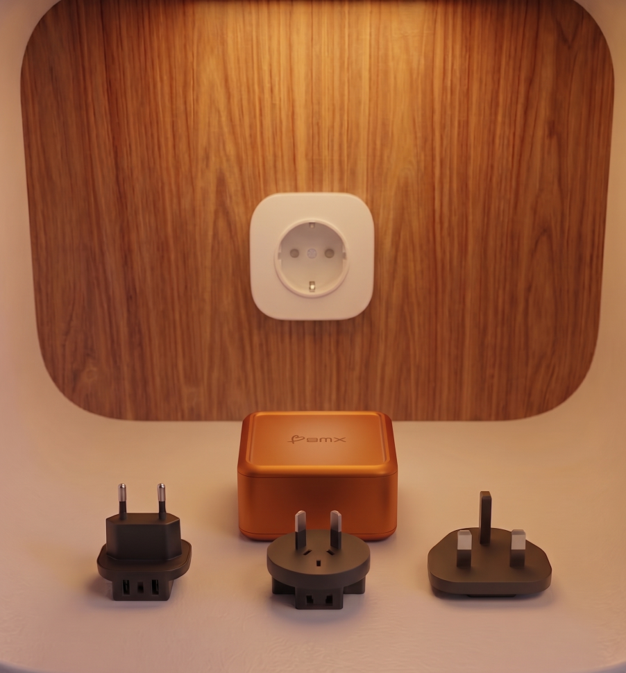GaNsta Pixel travel adapters