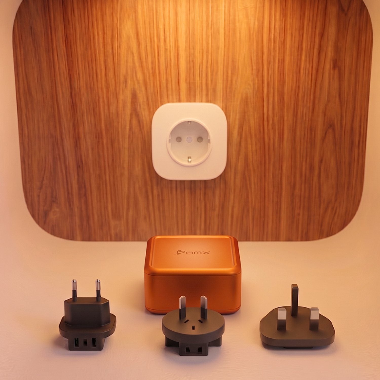 GaNsta Pixel with international adapter plugs